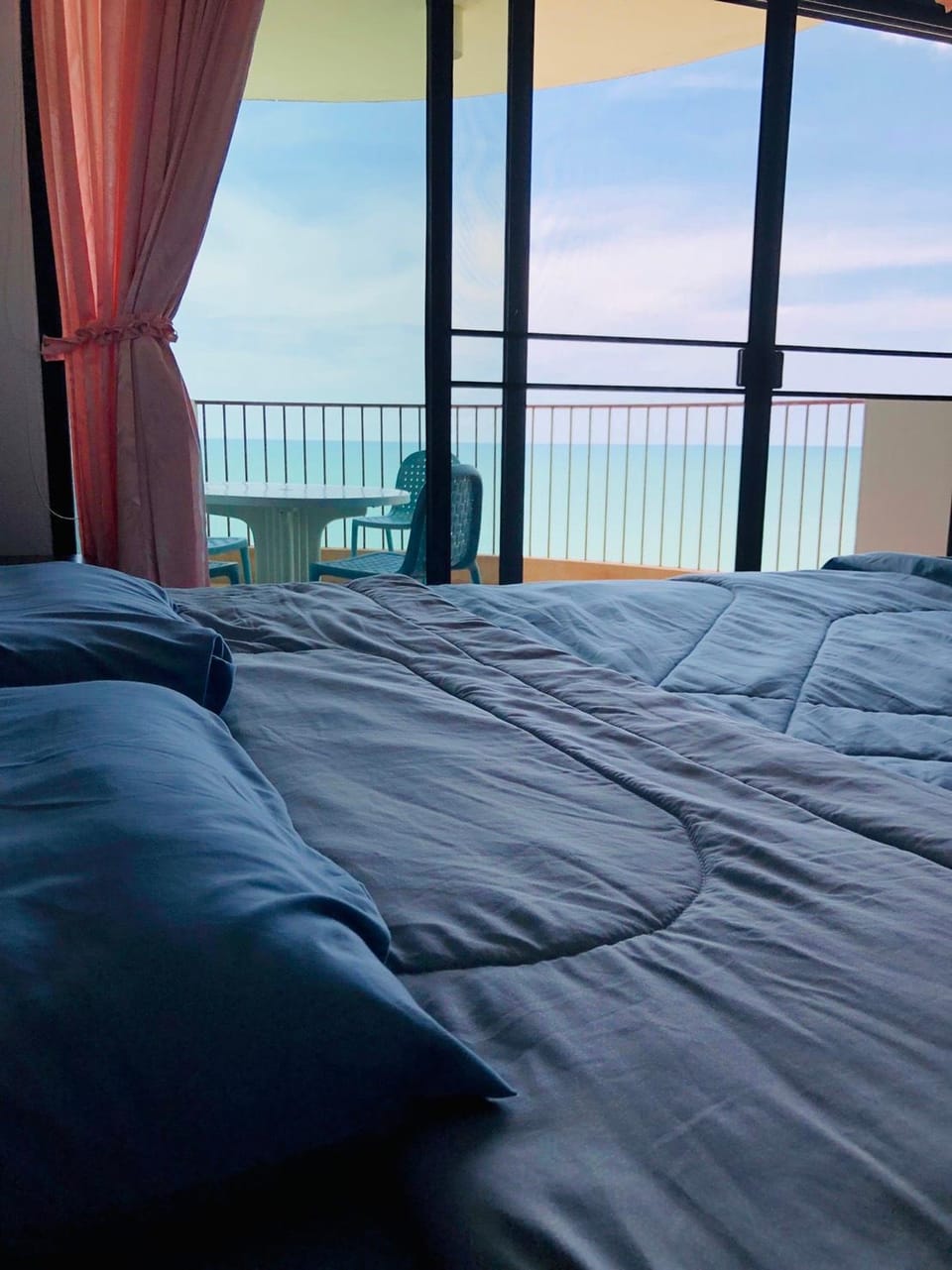 Cha-am beach club by Prapada (Sea view) Apartment in Thailand