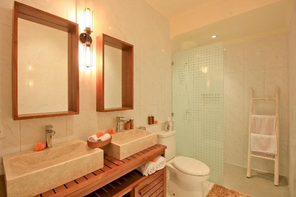 UMA LIMA 2BR -7min Beach Access & 10min to CANGGU Villa in North Kuta