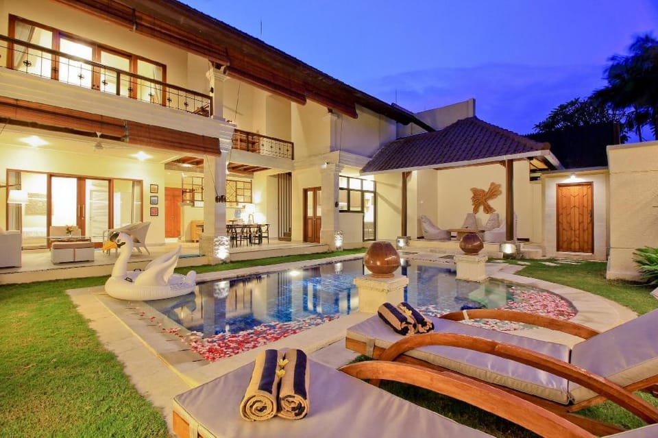 UMA LIMA 3BR -7min Beach Access & 10min to CANGGU Villa in North Kuta