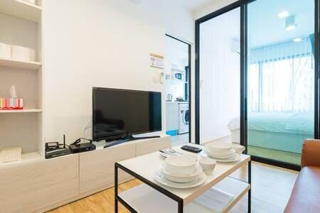 Bangkok nice BTS Samrong 1 bedroom and 1 bathroom Vacation rental in Bangkok