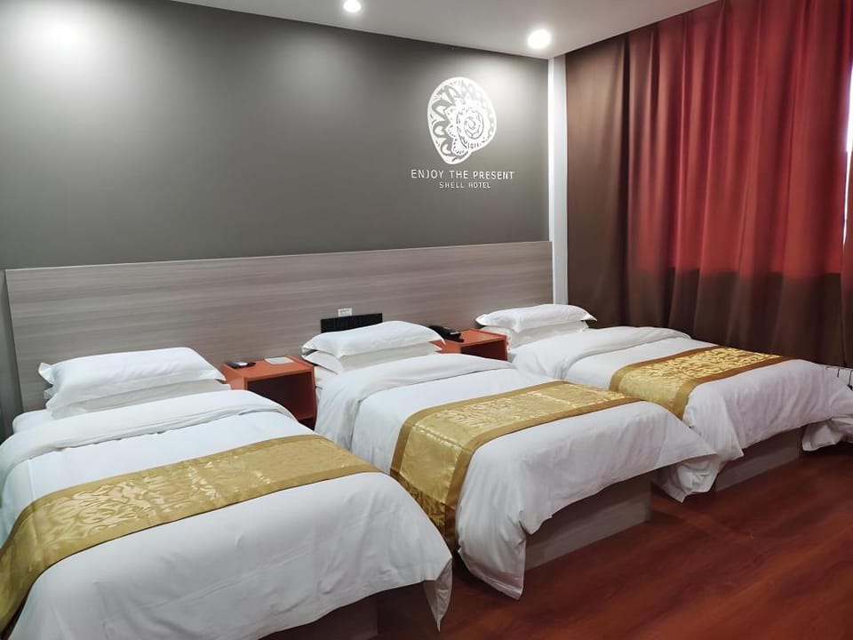Shell Yizhou Yifu District Railway Station Hotel in China