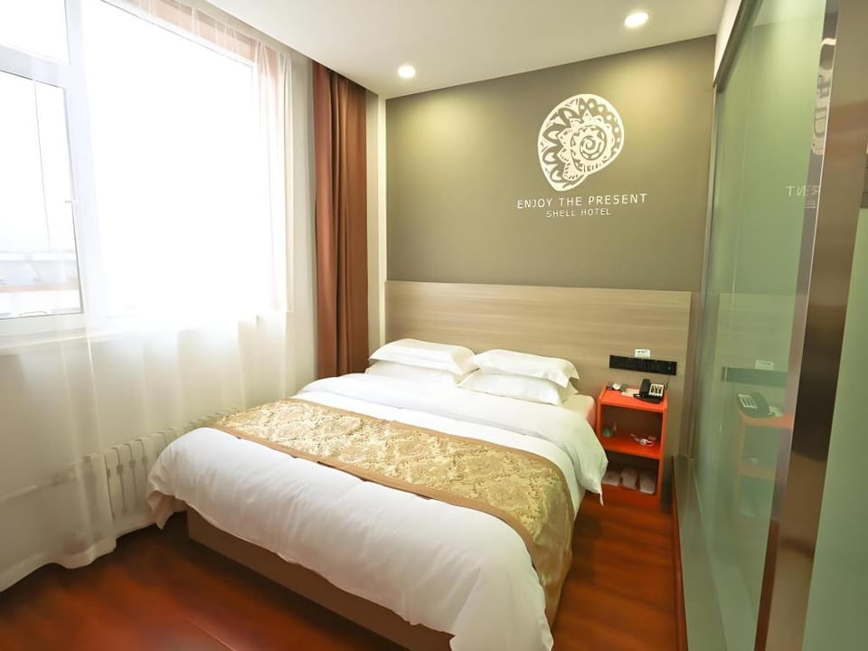 Shell Yizhou Yifu District Railway Station Hotel in China