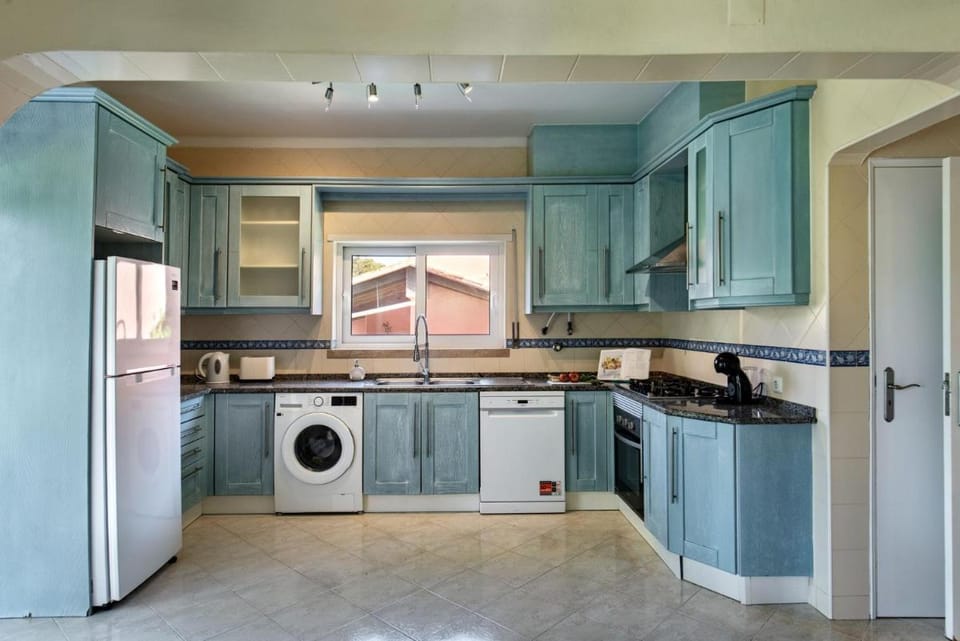Charming Villa With Private Pool in Vibrant Vilamoura, Free AC and Wifi Villa in Quarteira