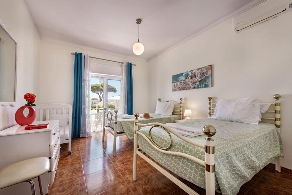 Charming Villa With Private Pool in Vibrant Vilamoura, Free AC and Wifi Villa in Quarteira