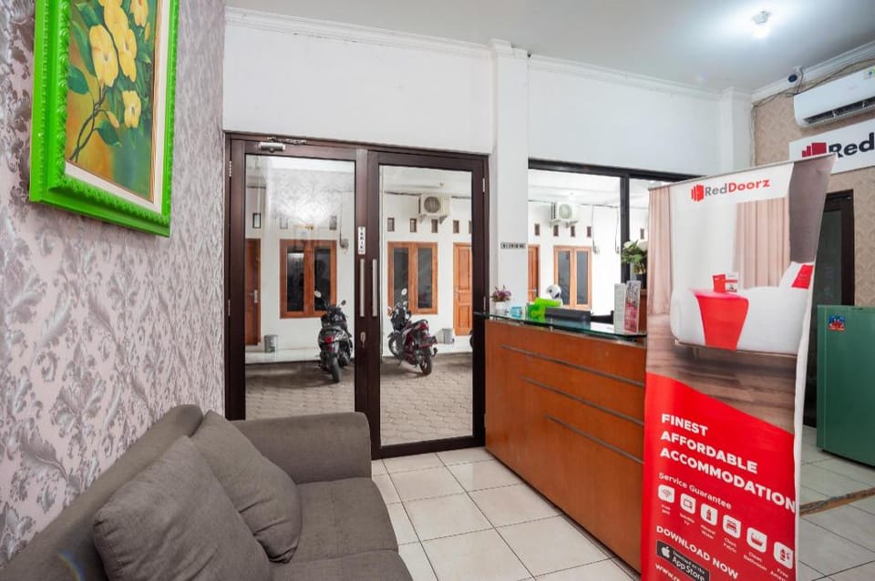 RedDoorz Syariah near Jatisampurna Hospital Bed and Breakfast in Jakarta