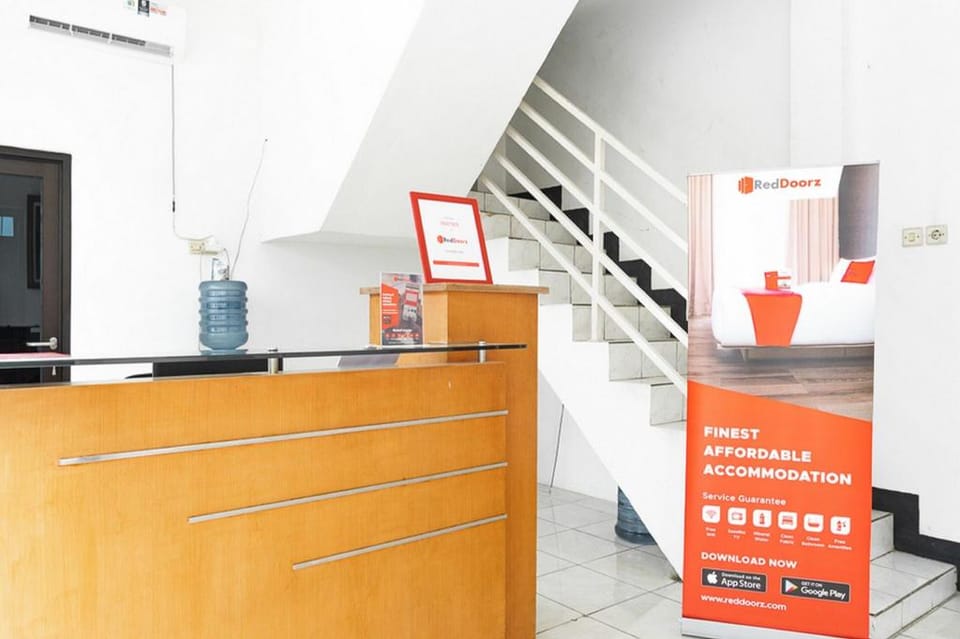 RedDoorz Syariah near Jatisampurna Hospital Bed and Breakfast in Jakarta