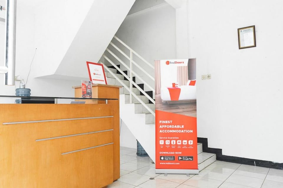 RedDoorz Syariah near Jatisampurna Hospital Bed and Breakfast in Jakarta