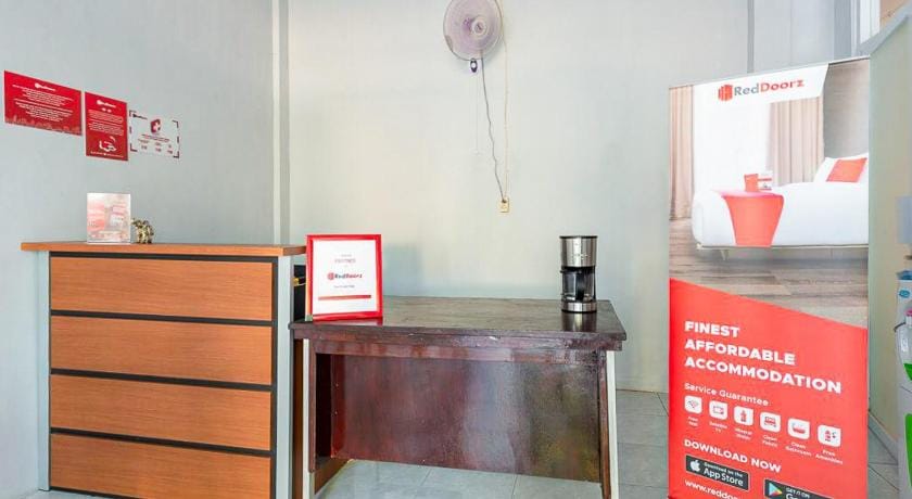 RedDoorz Plus Syariah @ Raya Nginden 2 Bed and Breakfast in Surabaya