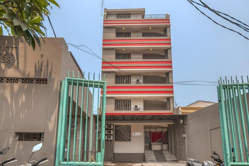 RedDoorz near Binus Anggrek 2 Bed and Breakfast in South Jakarta City
