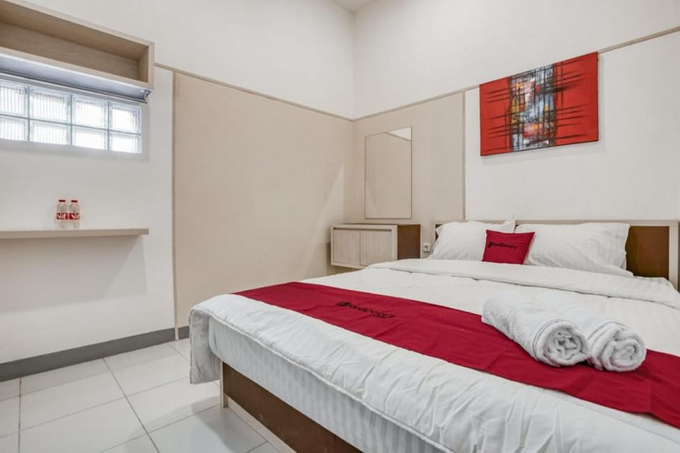 RedDoorz near Binus Anggrek 2 Bed and Breakfast in South Jakarta City