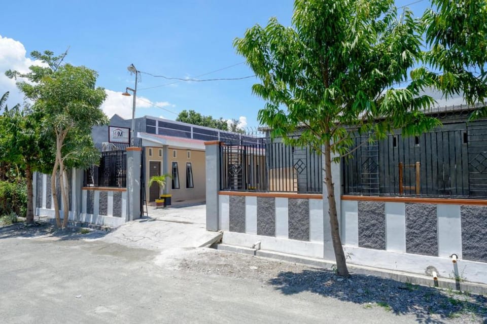 RedDoorz near Mutiara SIS Al Jufrie Airport Palu 2 Bed and Breakfast in Indonesia