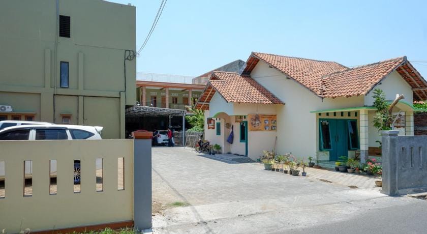 RedDoorz Syariah near Alun Alun Pati Bed and Breakfast in East Java