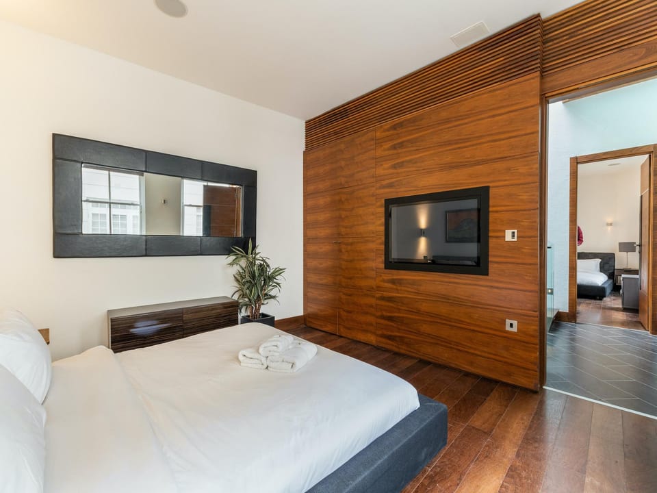Spacious 2 bedroom Mews House + Garden + Spa Vacation rental in City of Westminster