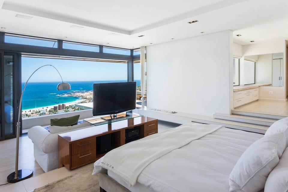Modern 4 bedroom Ocean View villa - Camps Bay Villa in Camps Bay