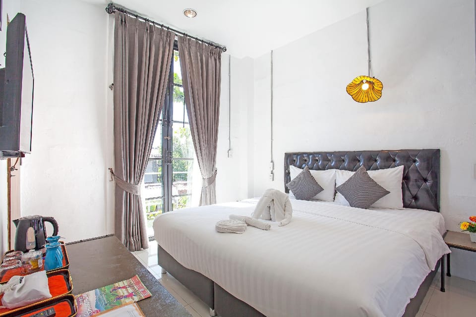 Blue Bell Resort 12BR Sleeps 24 w/ Pool in City Villa in Chiang Mai