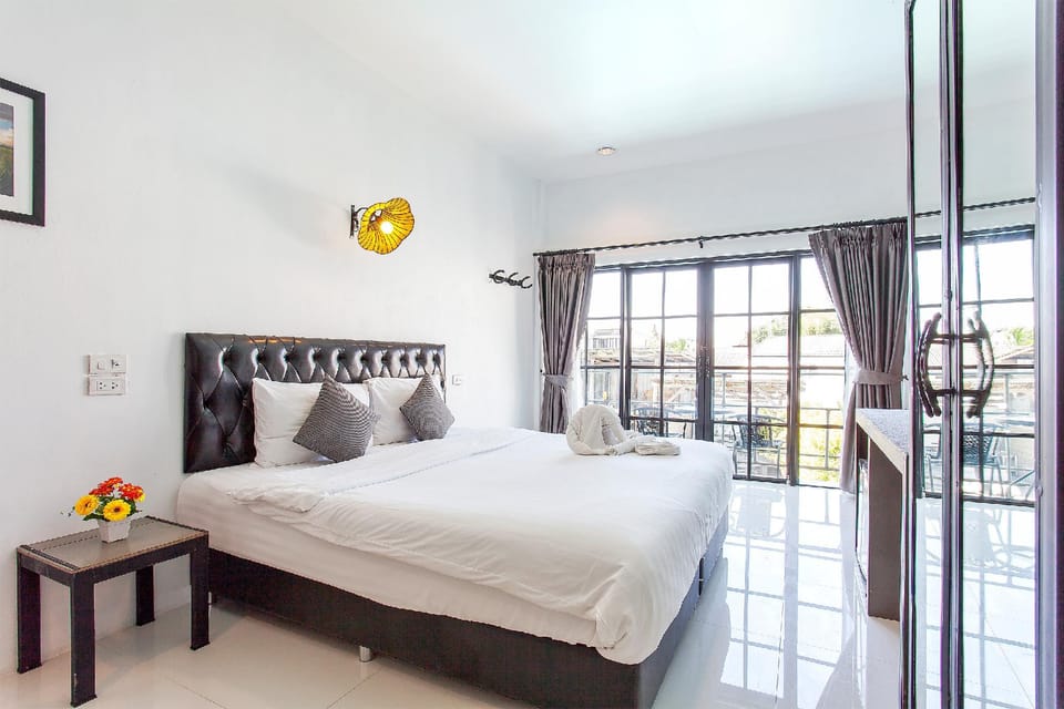 Blue Bell Resort 12BR Sleeps 24 w/ Pool in City Villa in Chiang Mai