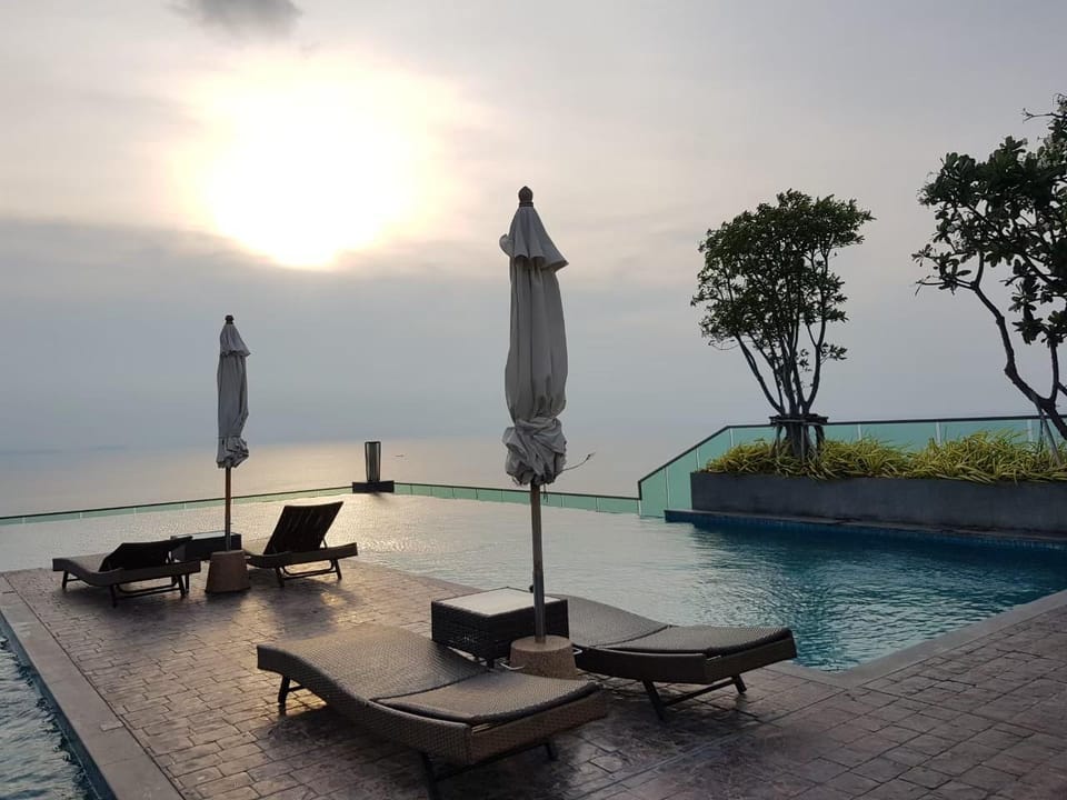 Beach front Condo Sea View Wong Amat Tower Apartment in Pattaya City