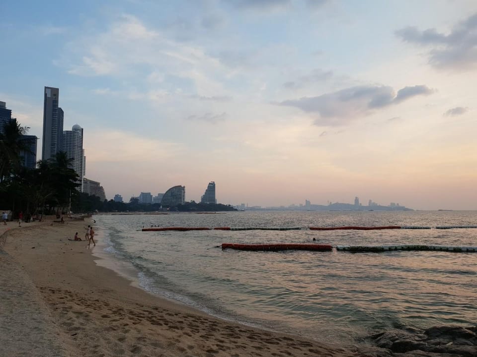 Beach front Condo Sea View Wong Amat Tower Apartment in Pattaya City