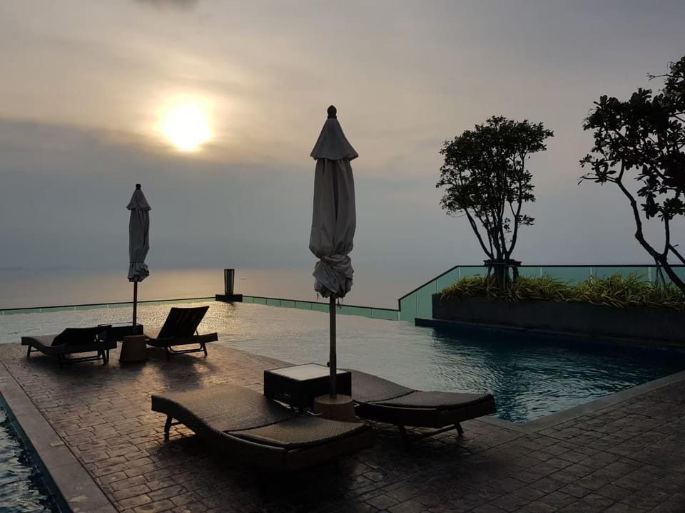 Beach front Condo Sea View Wong Amat Tower Apartment in Pattaya City