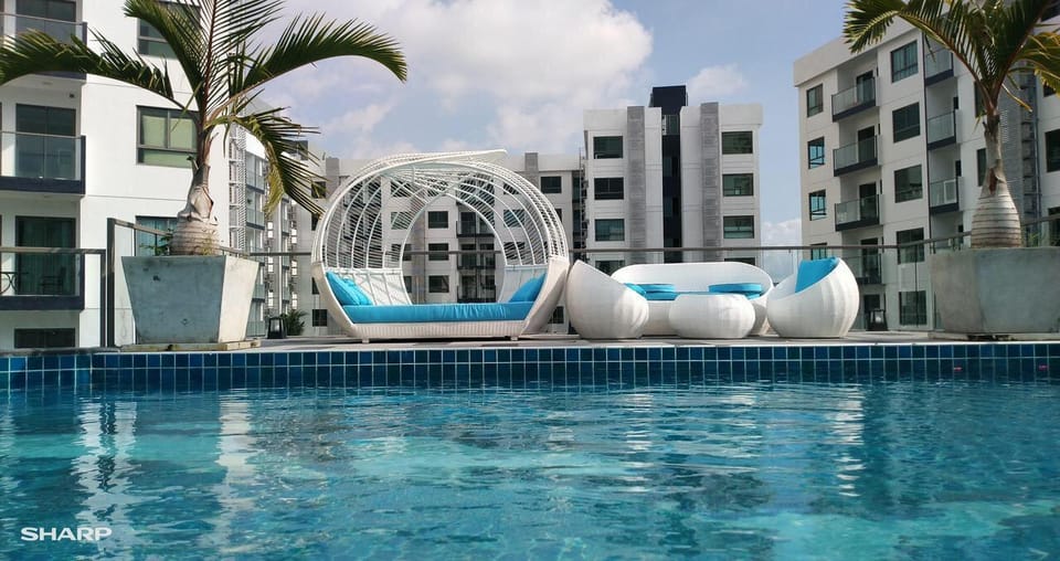 Luxury Condo - 5min Walking Street -Pool & Jacuzzi Apartment in Pattaya City