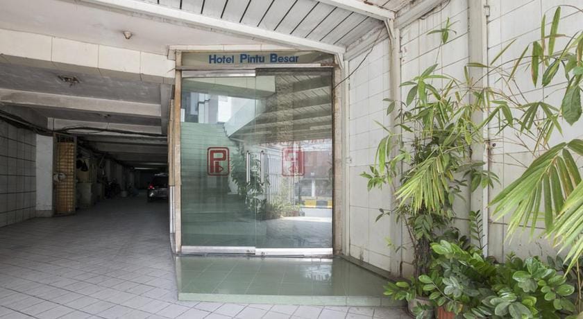 RedDoorz Plus near Jakarta Kota Station Bed and Breakfast in Jakarta