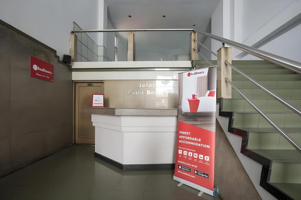 RedDoorz Plus near Jakarta Kota Station Bed and Breakfast in Jakarta