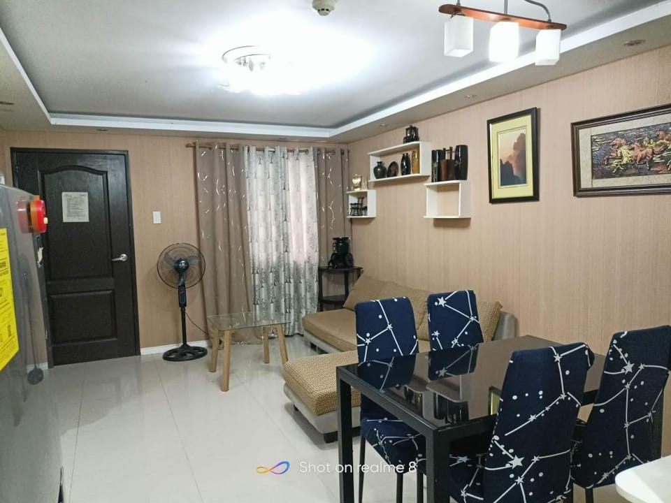 Junior's 2-BR &1T/Bath  Oasis Condo Beside SM Mall Apartment in Davao City