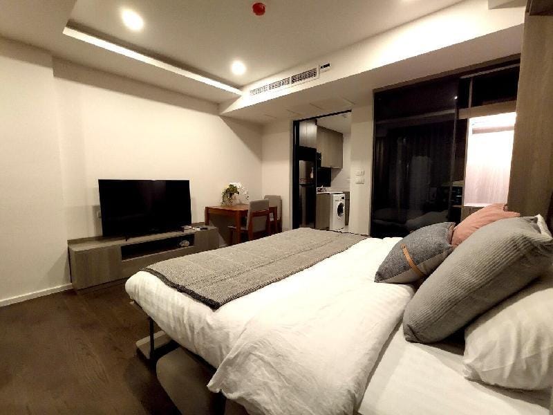 LUXURY CENTRAL 5mins walk to BTS Asok!max2ppl!(64) Apartment in Bangkok