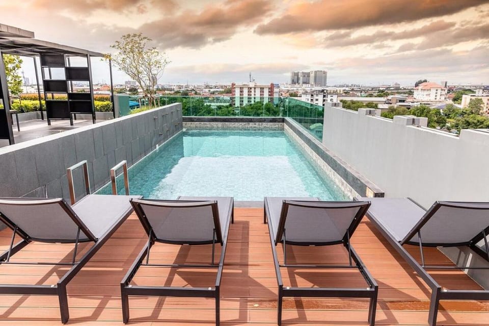 Cozy APT. Swimming pool and gym , near BTS PuChao Apartment in Bangkok