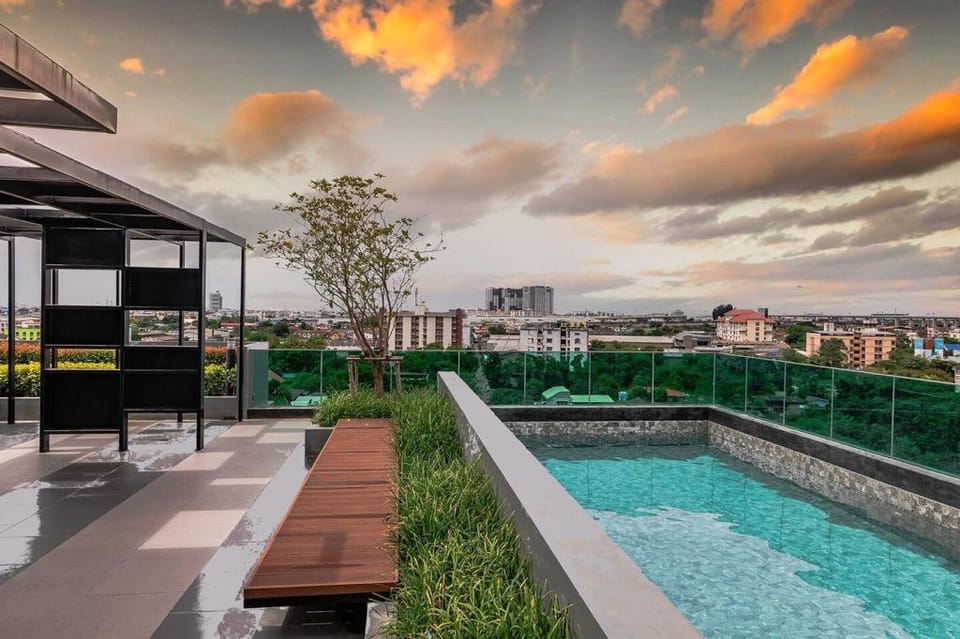 Cozy APT. Swimming pool and gym , near BTS PuChao Apartment in Bangkok