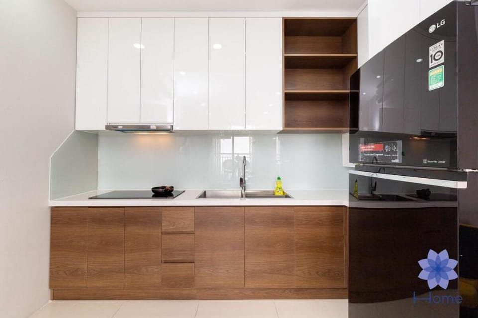 Two Bedroom w/Balcony,Gym &Pool, 5mins to  Airport Apartment in Ho Chi Minh City