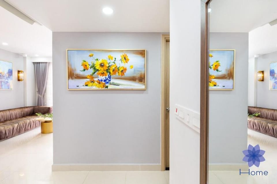 Two Bedroom w/Balcony,Gym &Pool, 5mins to  Airport Apartment in Ho Chi Minh City