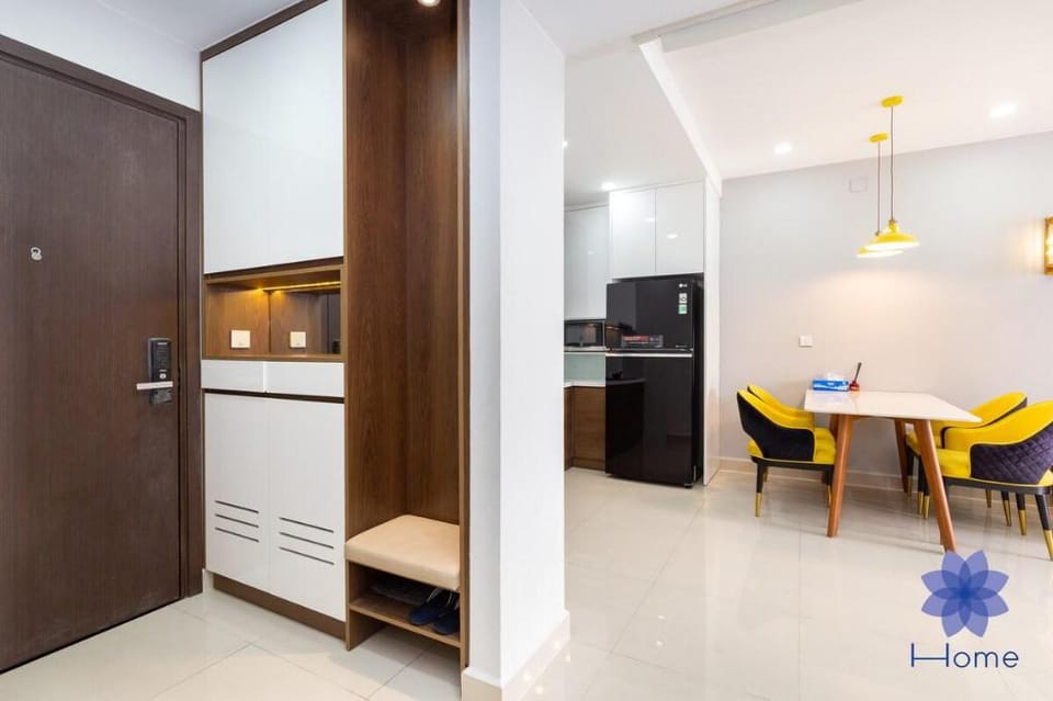 Two Bedroom w/Balcony,Gym &Pool, 5mins to  Airport Apartment in Ho Chi Minh City