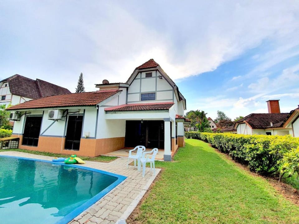 Melaka A'Famosa Villa with Private Pool for 10PAX! Vacation rental in Negeri Sembilan, Malaysia