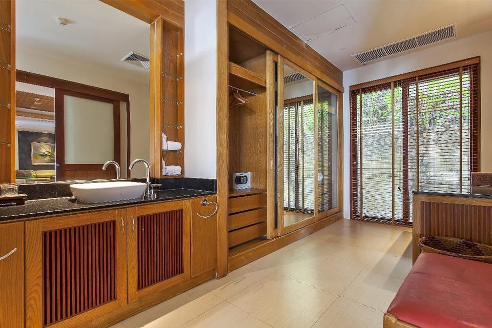 Golden Haven Villa 5BR w/ 4 Pools & Ocean View Villa in Kamala