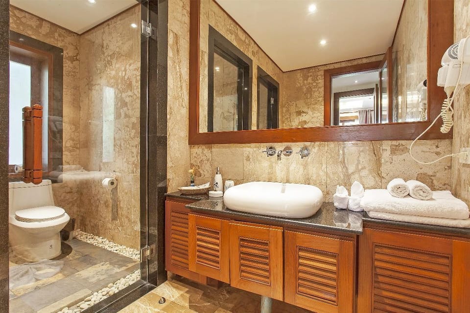 Beachside Paradise Villa 4BR w/ Pool & Breakfast Villa in Choeng Thale