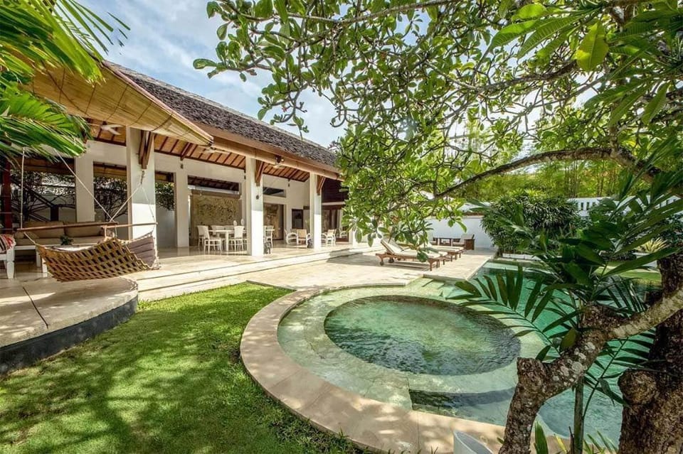 Villa Maharaj - Central Seminyak- Walk to Beach Villa in Kuta