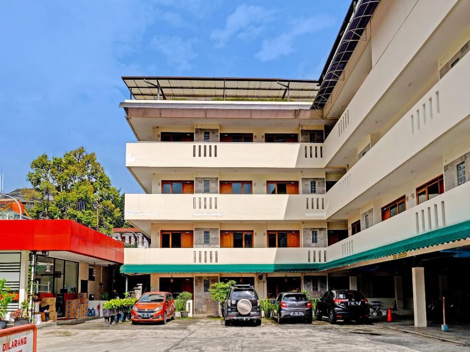 OYO 1699 Verona Near RS TNI AU Salamun Hotel in Parongpong