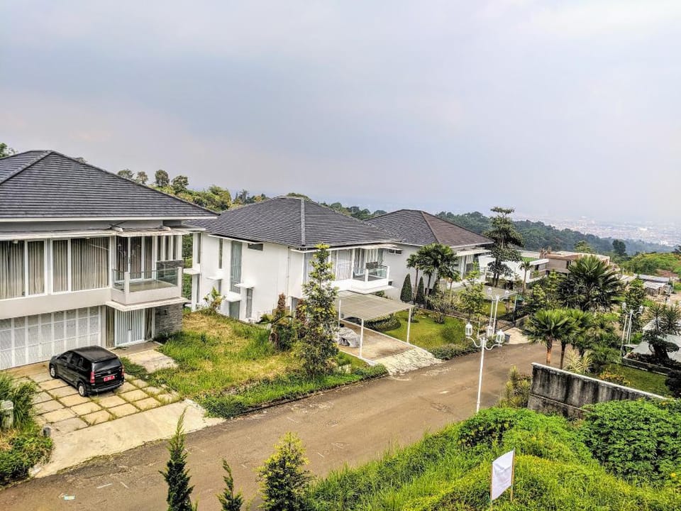 VILLA GOLF SYARIAH, Family Only, 4BR, No Pool  Villa in Bandung