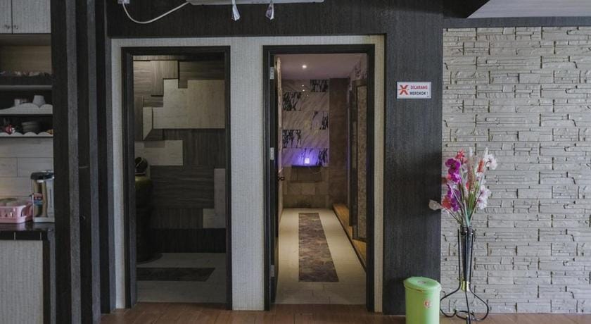 RedDoorz Plus Near Gold Coast Ferry Terminal Batam Bed and Breakfast in Riau Islands, Indonesia