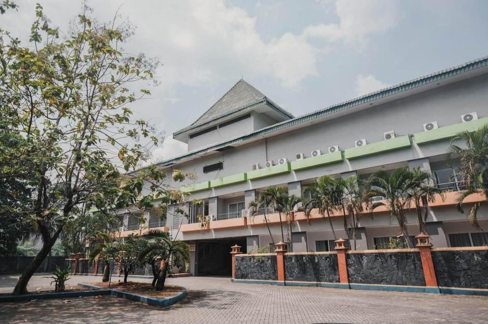 RedDoorz Plus near Pelabuhan Merak Hotel in Indonesia