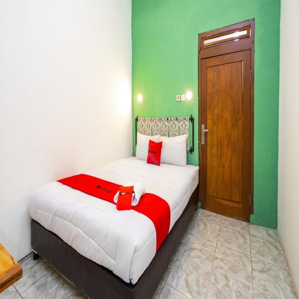 RedDoorz near Exit Toll Tanah Baru Bogor Vacation rental in West Java