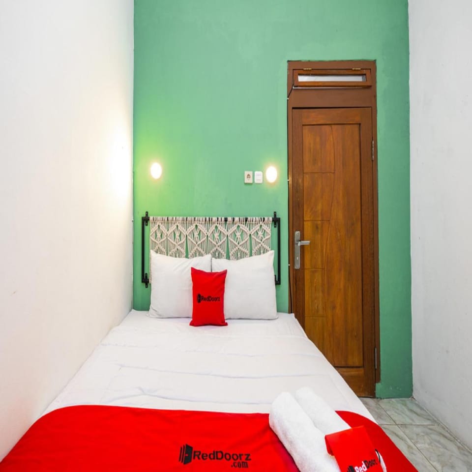 RedDoorz near Exit Toll Tanah Baru Bogor Vacation rental in West Java
