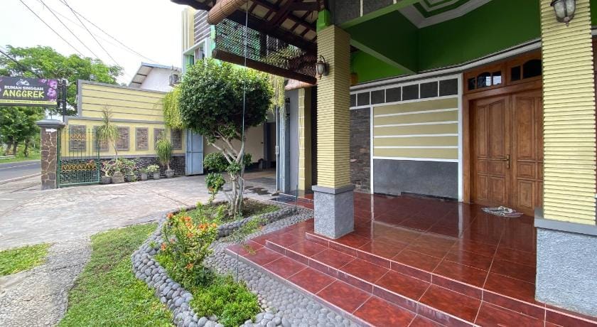 OYO 1639 Penginapan Anggrek Syariah 1 Hotel in East Java