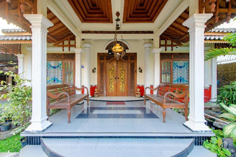 OYO 1650 Griya Joglo Homestay Vacation rental in Special Region of Yogyakarta