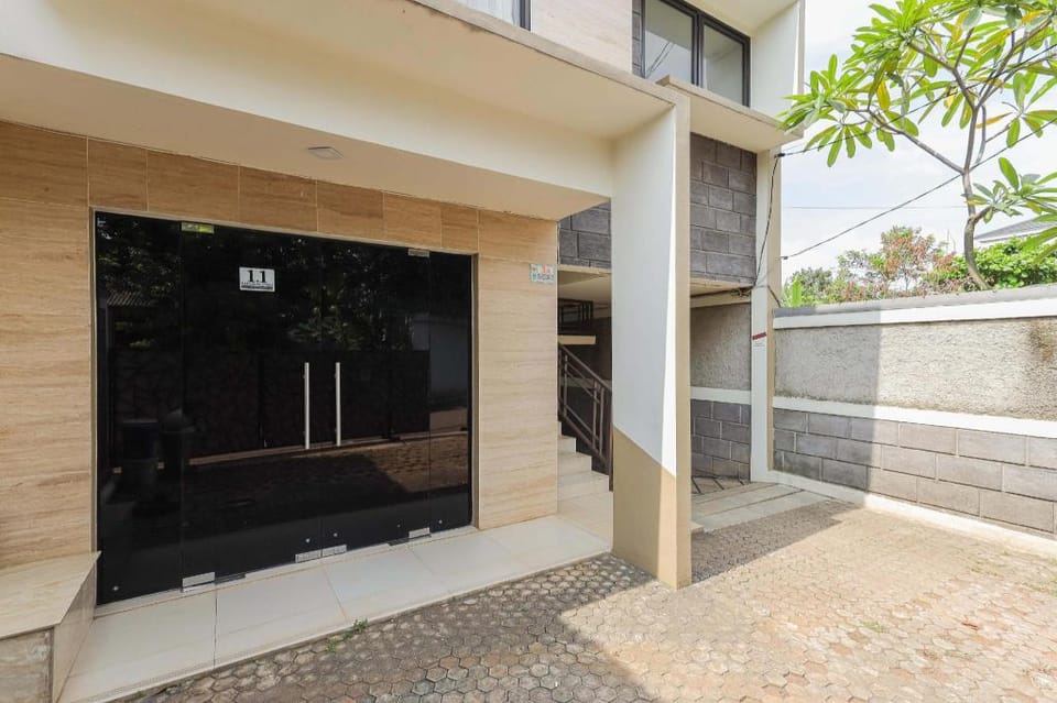 RedDoorz Syariah near Green Park Jatiwarna Hotel in Jakarta