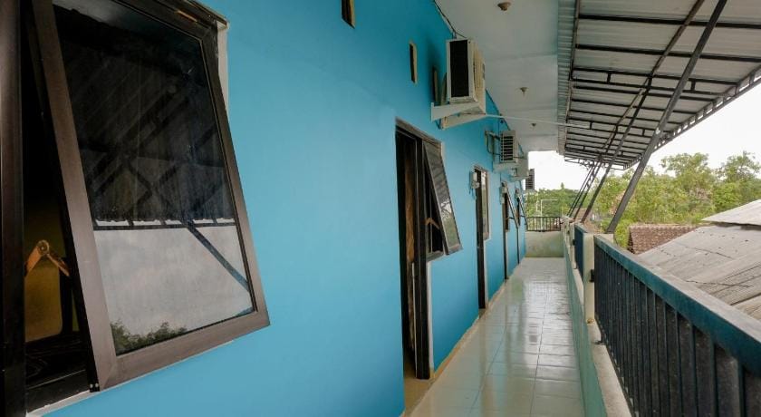 OYO 1784 Hj. Aniek Residence Hotel in East Java