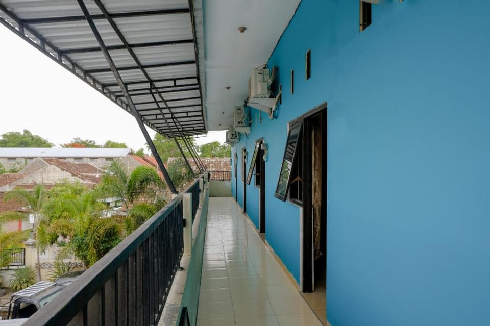 OYO 1784 Hj. Aniek Residence Hotel in East Java