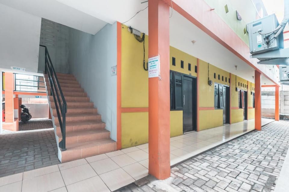OYO Living 1756 Amira Guest House Hotel in West Java