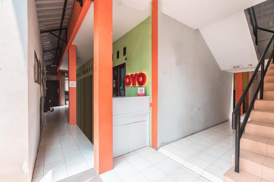 OYO Living 1756 Amira Guest House Hotel in West Java